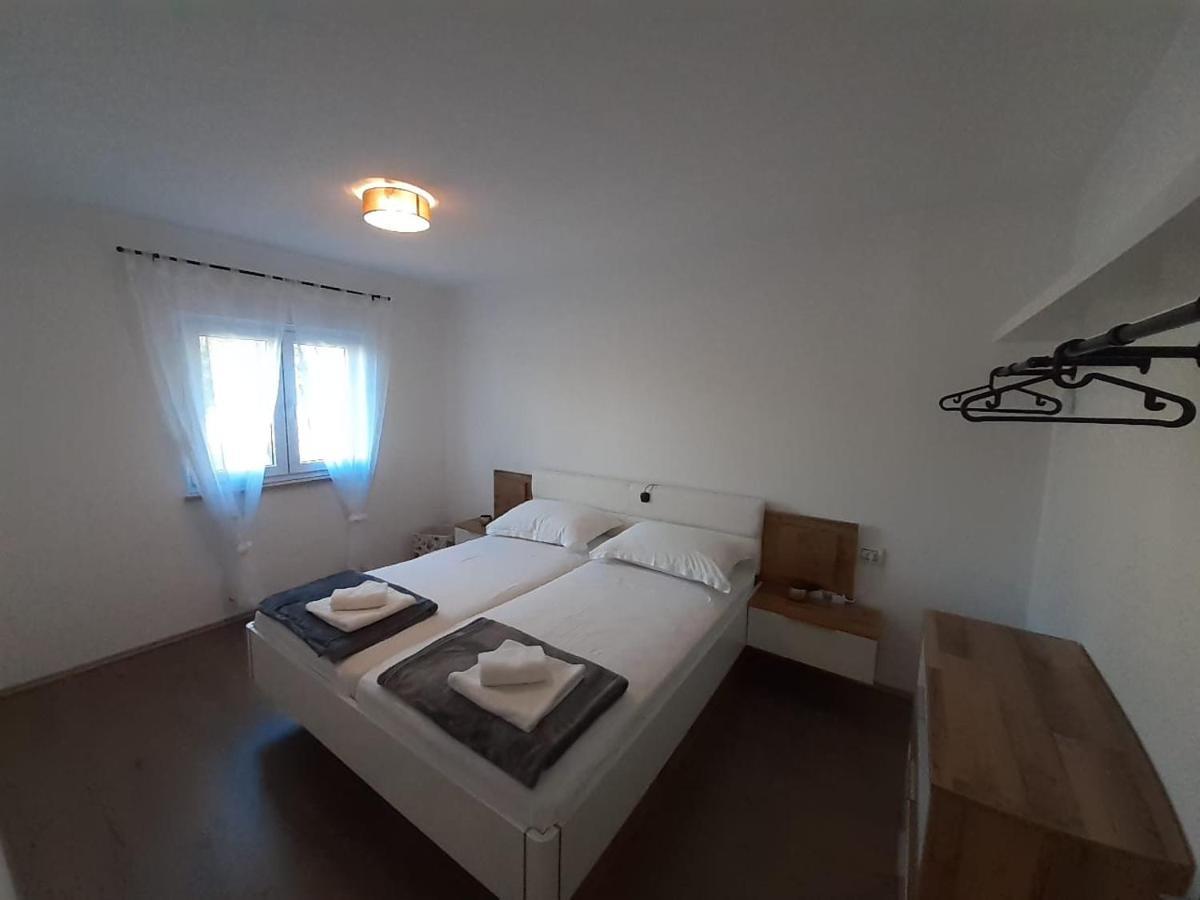 Holiday House Emjalemi Pula Bagian luar foto