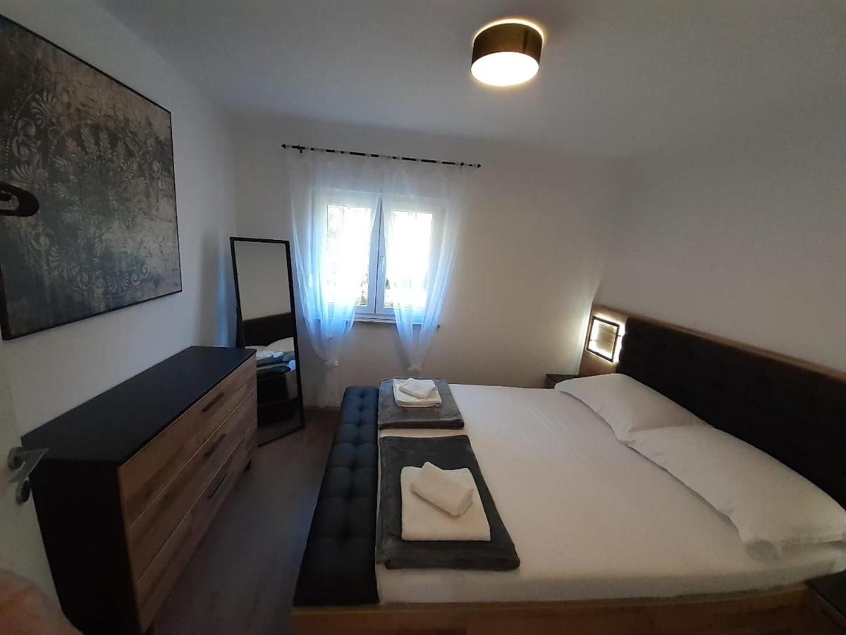 Holiday House Emjalemi Pula Bagian luar foto