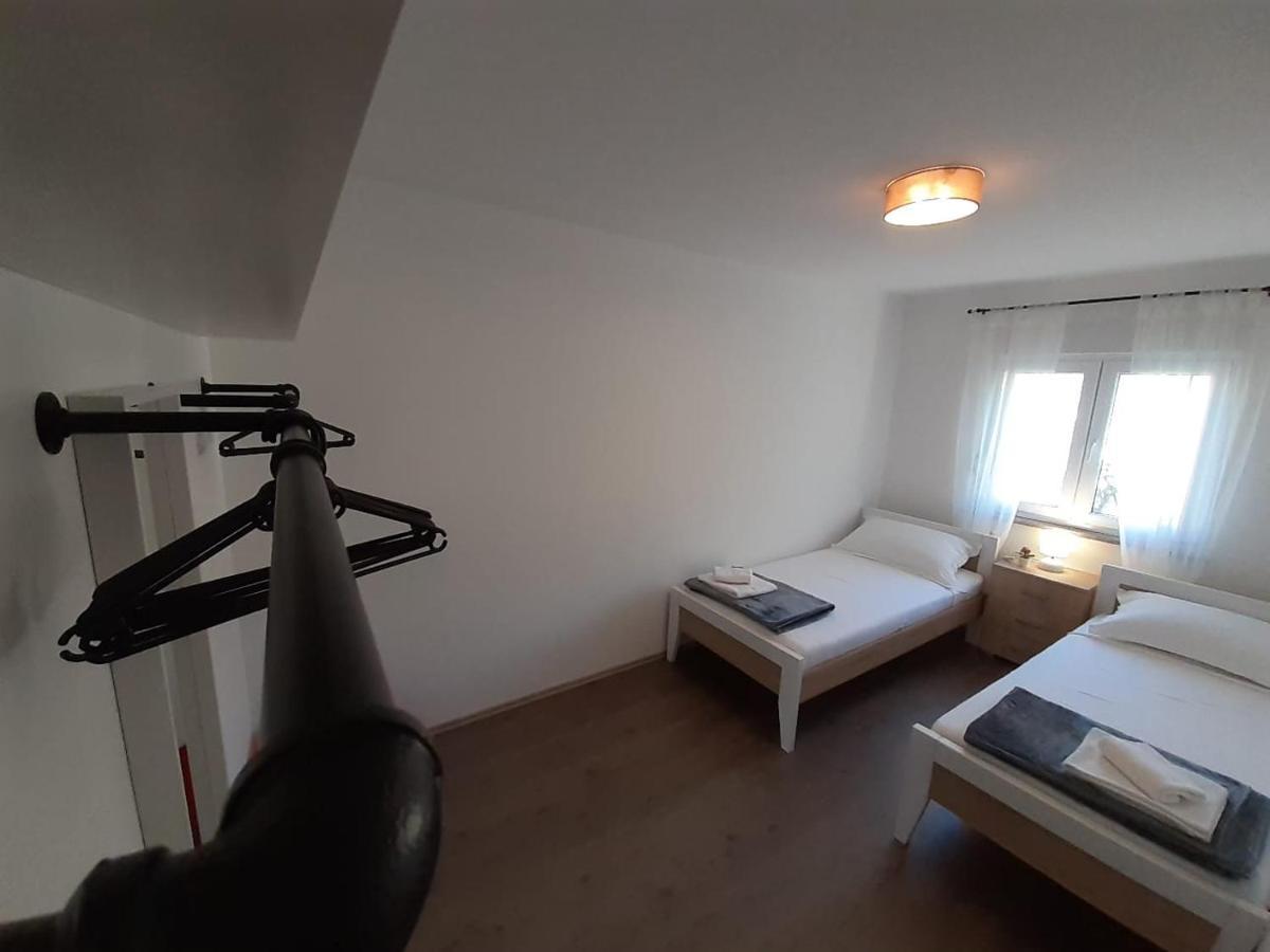 Holiday House Emjalemi Pula Bagian luar foto