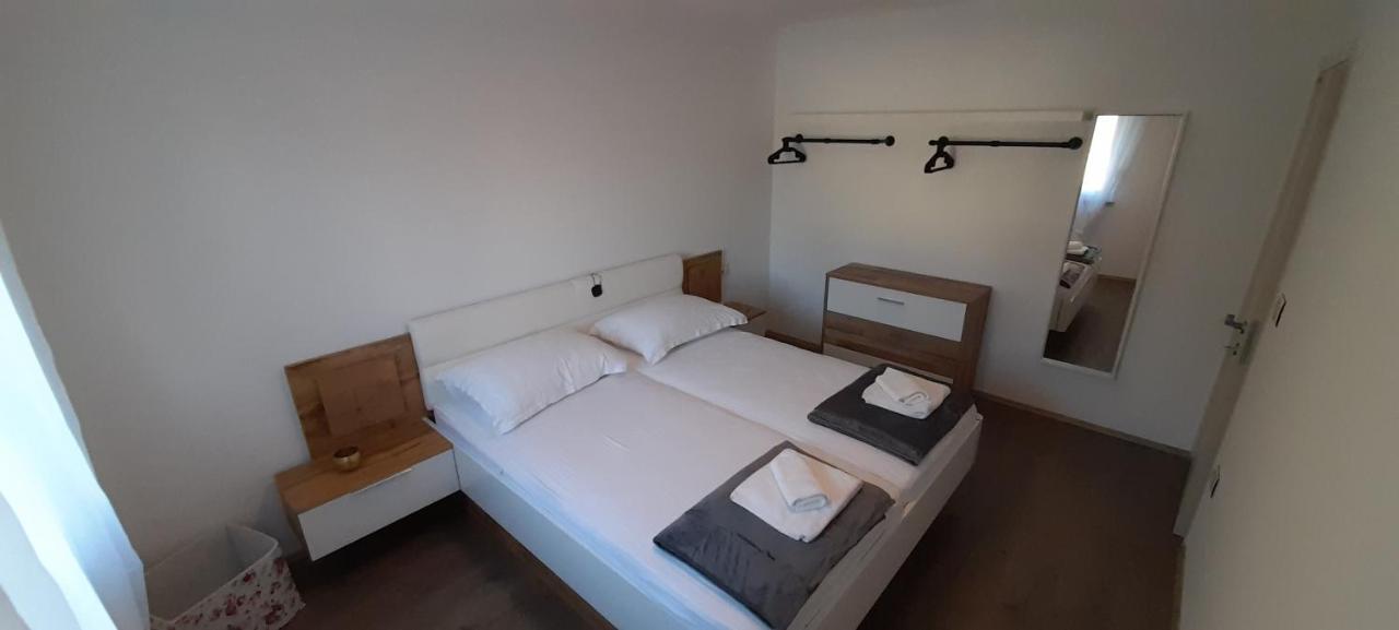 Holiday House Emjalemi Pula Bagian luar foto