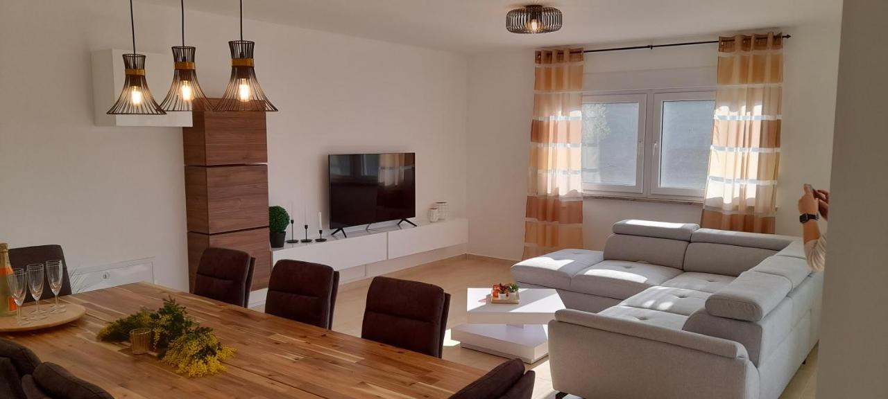 Holiday House Emjalemi Pula Bagian luar foto